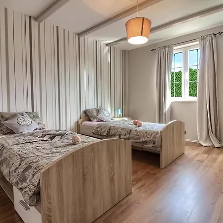 Holiday home In Arena Mit Privatem Pool Sisan