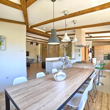 Holiday home In Arena Mit Privatem Pool Sisan